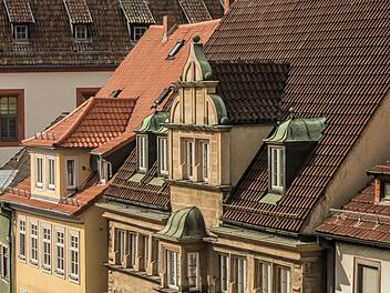 Blick auf die Fassade der Stadtbücherei Coburg aus dem Riesensaal von Schloss Ehrenburg Jochen Berger