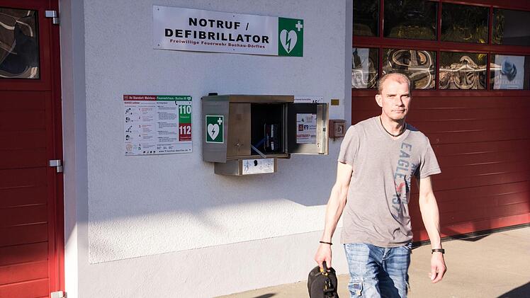 Der Ersthelfer bringt den Defibrillator zum Patienten. Foto: privat