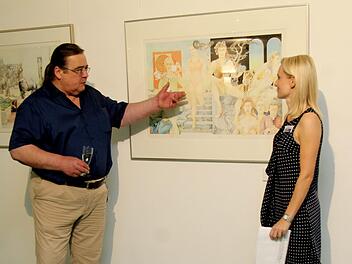 Gerhard Friedrich Merkel erläuterte der Kulturbeauftragten Melanie Bär seine Bilder. Foto: Richard Sänger