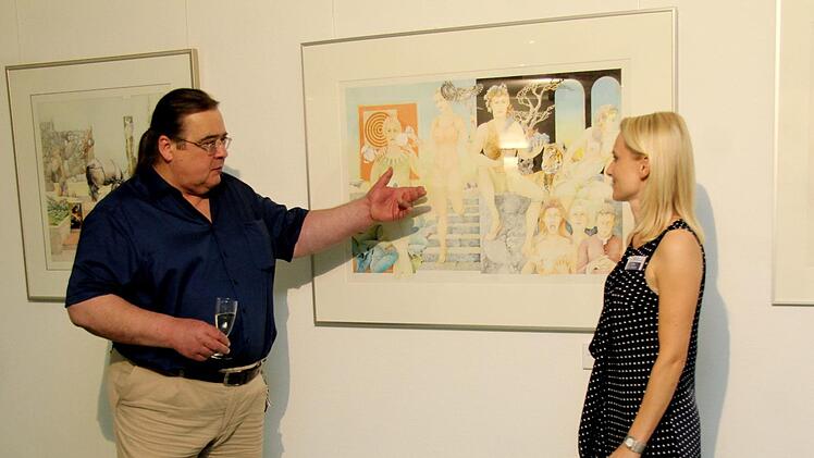 Gerhard Friedrich Merkel erläuterte der Kulturbeauftragten Melanie Bär seine Bilder. Foto: Richard Sänger