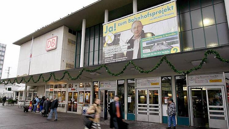 Im W&uuml;rzburger Hauptbahnhof fiel ein Mann auf: Er war nur mit einem OP-Hemd bekleidet. Foto: Daniel Karmann dpa