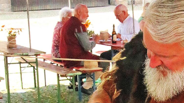 Stefan Fischer rasierte und frisierte seine Kundschaft mitten auf dem  Anger. Foto: Dieter Britz