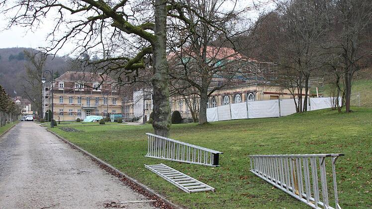 Von außen ist klar erkennbar, dass der Fürstenhof zur Zeit eine Baustelle ist. Foto: Ulrike Müller