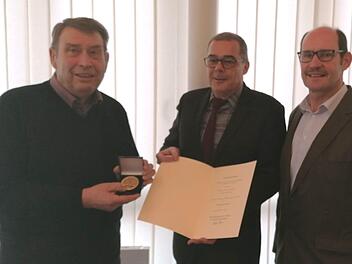 Für sein 25-jähriges ehrenamtliches Engagement erhielt Walter Leitsch nun die Wetterdienstplakette (von links): Walter Leitsch, Detlef Aßmann (Leiter der regionalen Messnetzgruppe des DWD in München) und Bürgermeister Dieter Muth. Foto: