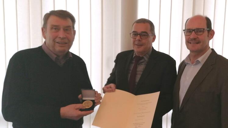 Für sein 25-jähriges ehrenamtliches Engagement erhielt Walter Leitsch nun die Wetterdienstplakette (von links): Walter Leitsch, Detlef Aßmann (Leiter der regionalen Messnetzgruppe des DWD in München) und Bürgermeister Dieter Muth. Foto: