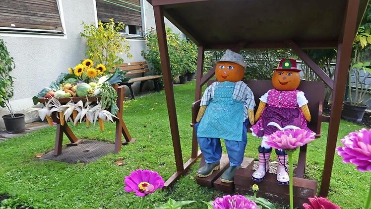 Blick in einen liebevoll geschmückten Garten
