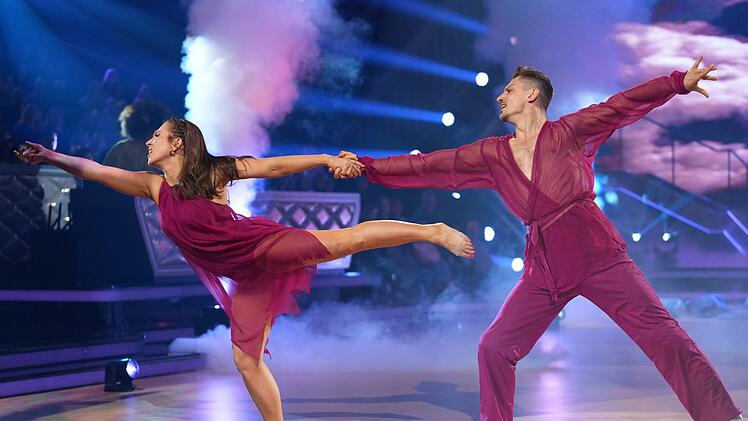 Bibi Heinicke war eigentlich schon ausgeschieden. Doch dadurch, dass Esther Schweins verletzungsbedingt die Show verlie&szlig;, bekam Bibi ihren Platz zur&uuml;ck und nutzte ihre zweite Chance beim Contemporary. Sie wird auch in Show sieben dabei sein.