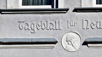 Dieser Schriftzug am Wohnhaus der Familie Patzschke in der Bahnhofstraße in Neustadt erinnert an die Geschichte der einstigen Druckerei.