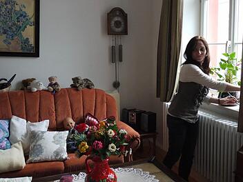 Susanne Lasch gießt die Blumen im Zimmer ihrer Großmutter. Foto: Pauline Lindner