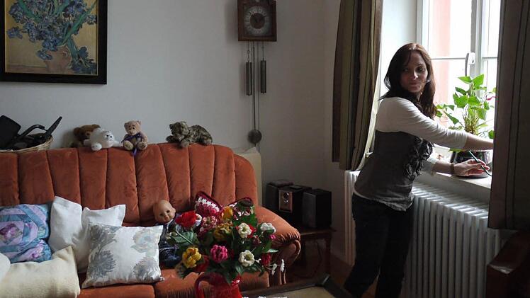 Susanne Lasch gießt die Blumen im Zimmer ihrer Großmutter. Foto: Pauline Lindner