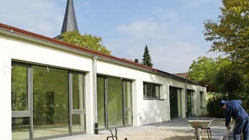 Bald fertig: Im November sollen die Kleinsten Rauhenebrachs die Kinderkrippe in Untersteinbach beziehen können. Während drin der Estrich trocknet, laufen die Arbeiten an den Außenanlagen.  Foto: sw