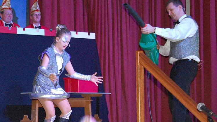 Sie sind wieder dabei: Klaus Greubel mit Tochter Amelie haben im Vorjahr mit ihren Experimenten die Besucher begeistert.  Foto: Günther Straub