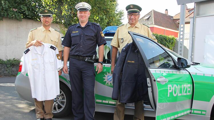 Heinrich Weiß, Gerhard Anders und Manfred Fugmann (von links) mit alter und neuer Uniform