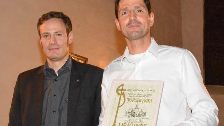 Zehn Jahre leitet Jürgen Koch (rechts) bereits den kleinen Bezirksposaunenchor und wurde dafür vom Posaunenchorobmann Pfarrer Peter Bauer (links), ausgezeichnet.