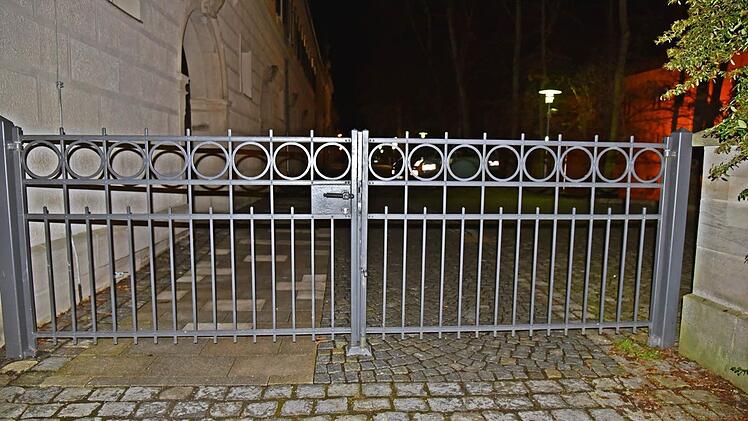 Die Tür des Vermessungsamtes in Coburg ist außerhalb der Geschäftszeiten verschlossen. Das wundert zum Beispiel Christine Ruckdeschel, die sich eine Öffnung von Behördenparkplätzen vor allem am Samstag wünscht. Foto: Gabi Arnold