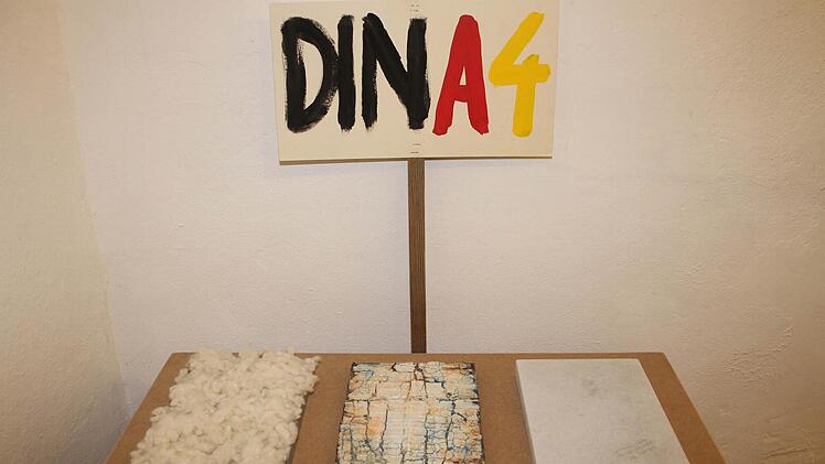 Harald Burger hat seine Installation DinA4 genannt. Dass die Schrift in den Deutschland-Farben gehalten ist, ist natürlich kein Zufall