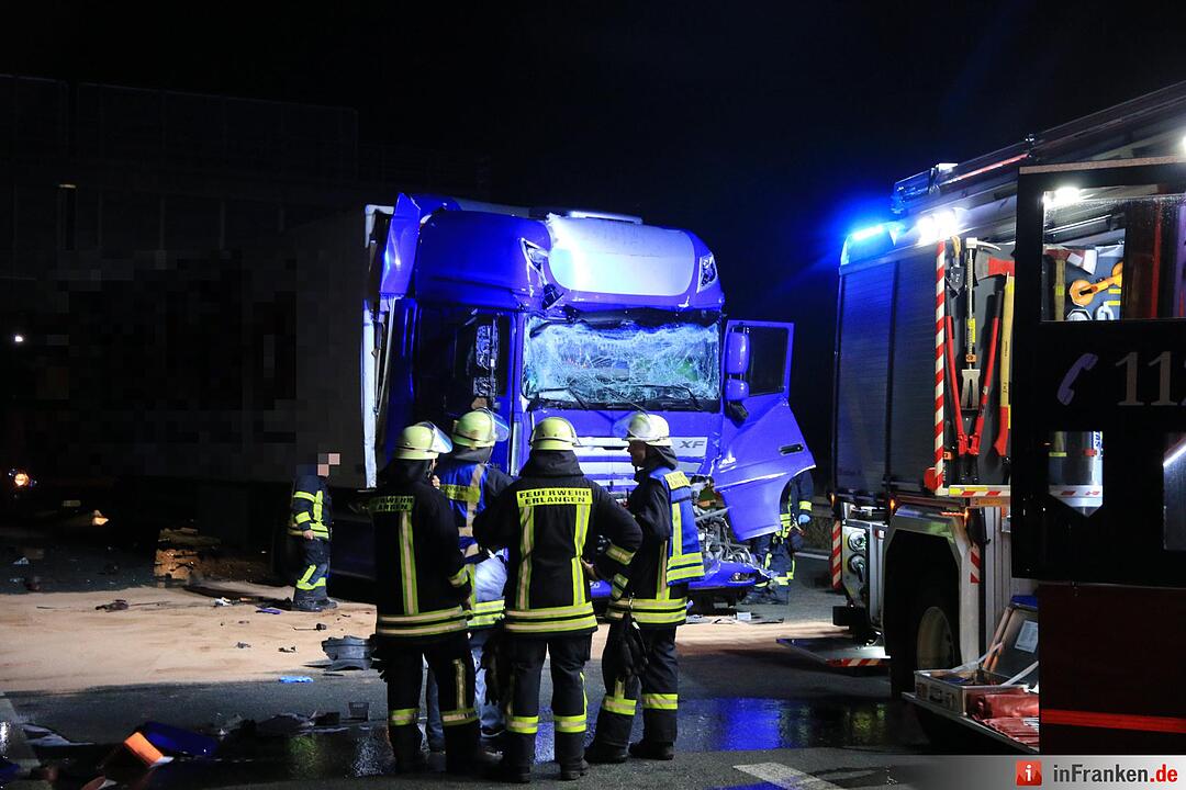 Lkw prallt gegen Stauende auf A3