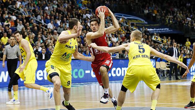 Fabien Causeur sieht eine kleine L&uuml;cke in der Alba-Verteidigung und zieht an Elmedin Kikanovic (l.) und Nils Giffey (r.) vorbei zum Korb. Fotos: Daniel L&ouml;b