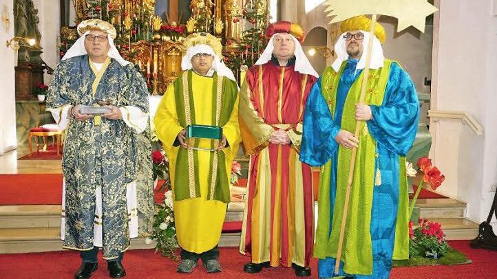 Egon Strum, Pfarrvikar Gabriel Gnanathiraviam, Bürgermeister Georg Seiffert und Joachim Dierolf waren in diesem Jahr die Sternsinger auf dem Kreuzberg.  Foto: Marion Eckert