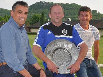 Peter Bail (l.) und der zukünftige TSV-Trainer Stephan Schleiwies (r.) rahmen Helmut Stock ein, der seit inzwischen 28 Jahren als "Mädchen für alles" im Hintergrund arbeitet.  Foto: Leo Hühnlein