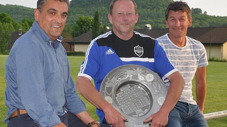 Peter Bail (l.) und der zukünftige TSV-Trainer Stephan Schleiwies (r.) rahmen Helmut Stock ein, der seit inzwischen 28 Jahren als "Mädchen für alles" im Hintergrund arbeitet.  Foto: Leo Hühnlein