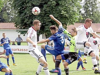 Gegen die gewissenhafte Mitwitzer Hintermannschaft um Torhüter Jan Winterstein und dem kopfballstarken Innenverteidiger Marc Hoffmann (Nummer 3) hatten die Meederer Stürmer am Sonntag einen schweren Stand. Tim Knoch (ganz rechts) wird heute Abend im Verbandspokalspiel gegen den Bayernligisten SpVgg Bayern Hof (Anpfiff 18.30 Uhr) fehlen, weil er sich bei der 2:4-Heimniederlage gegen die Steinachtaler bereits in der ersten Halbzeit zu einer Tätlichkeit hinreißen ließ und die rote Karte sah. Fot...