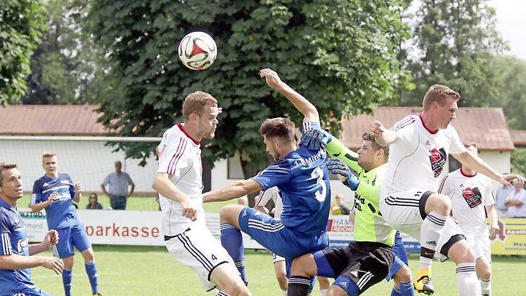 Gegen die gewissenhafte Mitwitzer Hintermannschaft um Torhüter Jan Winterstein und dem kopfballstarken Innenverteidiger Marc Hoffmann (Nummer 3) hatten die Meederer Stürmer am Sonntag einen schweren Stand. Tim Knoch (ganz rechts) wird heute Abend im Verbandspokalspiel gegen den Bayernligisten SpVgg Bayern Hof (Anpfiff 18.30 Uhr) fehlen, weil er sich bei der 2:4-Heimniederlage gegen die Steinachtaler bereits in der ersten Halbzeit zu einer Tätlichkeit hinreißen ließ und die rote Karte sah. Fot...