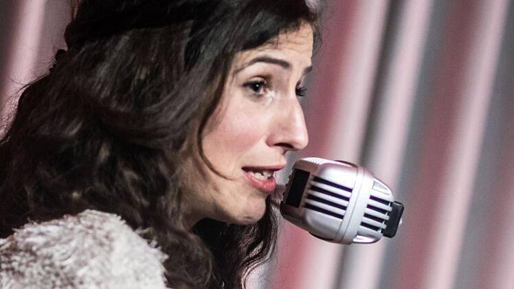 Ein Wiederhören mit der Singer-Songwriterin Ann Vriend gab es in Coburg. Am E-Bass begleitete Reid Thiel die Sängerin und Pianistin.Foto: Jochen Berger