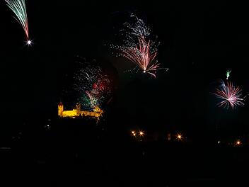 Die Veste mit Feuerwerksraketen - ein schöner Anblick. Doch in der Nähe von Baudenkmälern kann Silvesterfeuerwerk verboten werden. Foto: Jochen Berger/CT-Archiv
