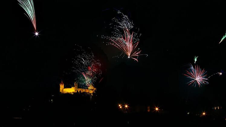 Die Veste mit Feuerwerksraketen - ein schöner Anblick. Doch in der Nähe von Baudenkmälern kann Silvesterfeuerwerk verboten werden. Foto: Jochen Berger/CT-Archiv