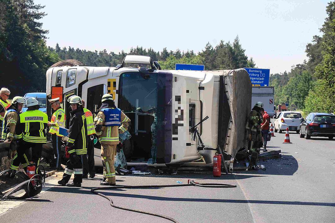 Reifen platzt: Lkw durchbricht auf A73 bei Bamberg Mittelleitplanke