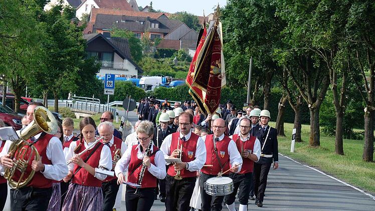Mit einem Festmarsch startete am Sonntagmorgen das Hauptfest. Foto: Gerd Schaar