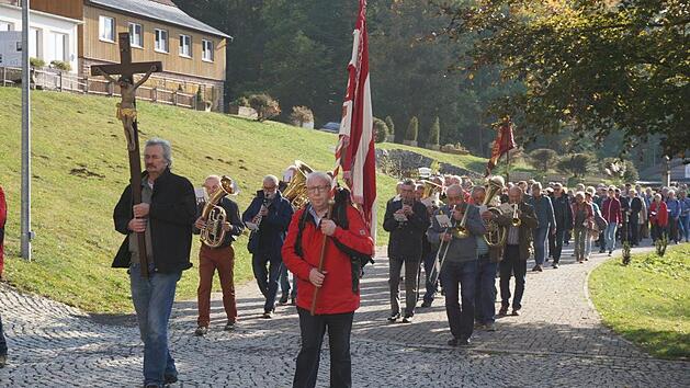 Der H&ouml;hepunkt der Wirtewallfahrt: Zu den Kl&auml;ngen der Kreuzbergmusikanten zogen die unterfr&auml;nkischen Gastronomen in die Klosterkirche am Kreuzberg ein. Foto: Marion Eckert