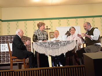 Hier werden Hochzeitspläne geschmiedet. Von links: Hans Heinrich (Hans Richter), Wilhelmine (Roswitha Hummel), Maria Theresia (Sarah Ferner), Kull (Christine Böhm) und Georg (Alex Böhm).  Foto: Karl-Heinz Hofmann