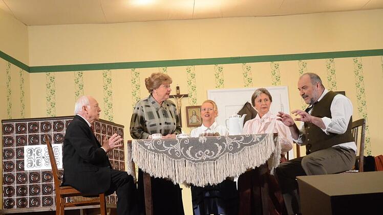 Hier werden Hochzeitspläne geschmiedet. Von links: Hans Heinrich (Hans Richter), Wilhelmine (Roswitha Hummel), Maria Theresia (Sarah Ferner), Kull (Christine Böhm) und Georg (Alex Böhm).  Foto: Karl-Heinz Hofmann