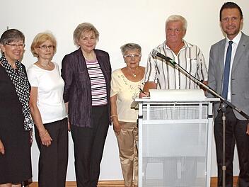 Der Bürgermeister Andreas Hügerich (rechts) bat die Regierungspräsidentin Heidrun Piwernetz, die Kreisvorsitzende der Sudetendeutschen Landsmannschaft, Heidi Engelhardt, die Ortsbetreuerin Gerda Ott sowie Ursula und Lubomir Stefaniak (von links), sich in das Gästebuch der Stadt Lichtenfels einzutragen. Foto: Alfred Thieret