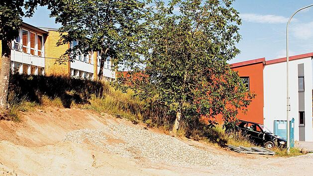 Was passiert mit der alten Schule (links) in Stettfeld und w&auml;ren Parkpl&auml;tze neben dem Feuerwehrhaus (rechts) von Vorteil? Diese Fragen sollen im Gemeinderat noch entschieden werden. Im Bauausschuss wurde die Thematik bereits angesprochen.  Fotos: G&uuml;nther Geiling