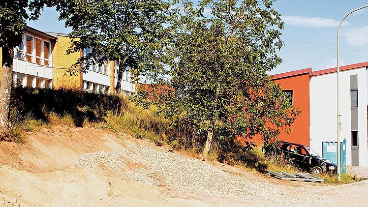 Was passiert mit der alten Schule (links) in Stettfeld und wären Parkplätze neben dem Feuerwehrhaus (rechts) von Vorteil? Diese Fragen sollen im Gemeinderat noch entschieden werden. Im Bauausschuss wurde die Thematik bereits angesprochen.  Fotos: Günther Geiling