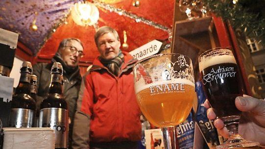Belgisches Bier am Stand auf dem Weihnachtsmarkt.  Foto: Barbara Herbst