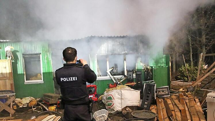 Ein Polizist fotografiert am Brandort.