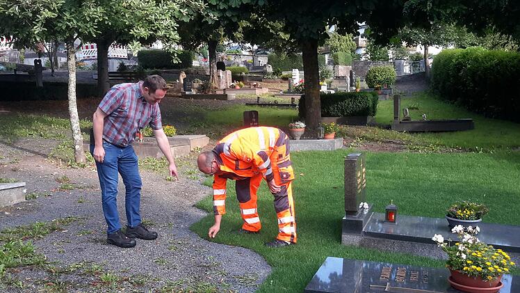 "Das passt" - Bauhofleiter  Michael Krug (links) und Stadtgärtner Markus Bott überzeugen sich vom exakten Sitz der Rasenkanten. Die Friedhofsabteilung im Hintergrund kommt demnächst an die Reihe. Foto: Rolf Pralle