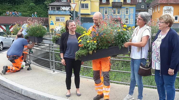 Auf große Resonanz in der Öffentlichkeit war im vergangenen Jahr die Bepflanzung der Blumenkästen an den Brücken der Stadt gestoßen. Diese Aktion soll nach Auskunft der Vereinsvorsitzenden Monika Wiesner (rechts) noch ein diesem Monat wiederholt werden. Foto: Rolf Pralle