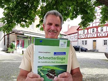 Auf 440 Seiten präsentiert Oskar Jungklaus, wie unfassbar groß die Zahl der Schmetterlingsarten und ihrer Raupen im Landkreis ist. Erhältlich ist das Buch im Buchhandel oder über die Kreisgruppe des Bund Naturschutz. Foto: Heike Beudert