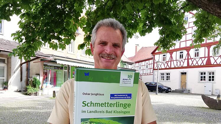 Auf 440 Seiten präsentiert Oskar Jungklaus, wie unfassbar groß die Zahl der Schmetterlingsarten und ihrer Raupen im Landkreis ist. Erhältlich ist das Buch im Buchhandel oder über die Kreisgruppe des Bund Naturschutz. Foto: Heike Beudert