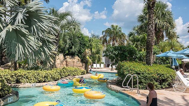 Eine beliebte Abkühlung im Sommer bieten Hotels mit Wasserpark.