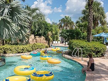 Eine beliebte Abkühlung im Sommer bieten Hotels mit Wasserpark.
