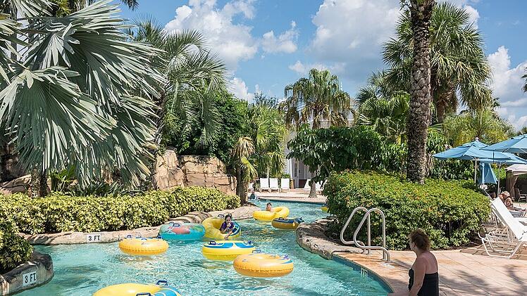 Eine beliebte Abkühlung im Sommer bieten Hotels mit Wasserpark.