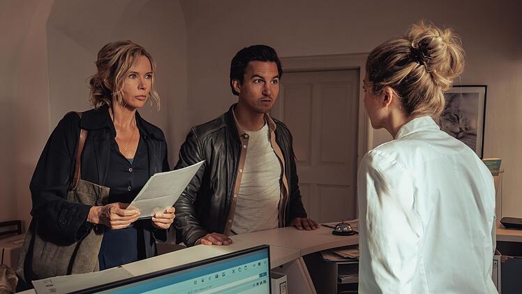 Birgit Reincke (Veronica Ferres, links) und Jonas Becker (Tim Oliver Schultz) besuchen die Schwester des Opfers (Hilde Dalik) in ihrer Praxis.