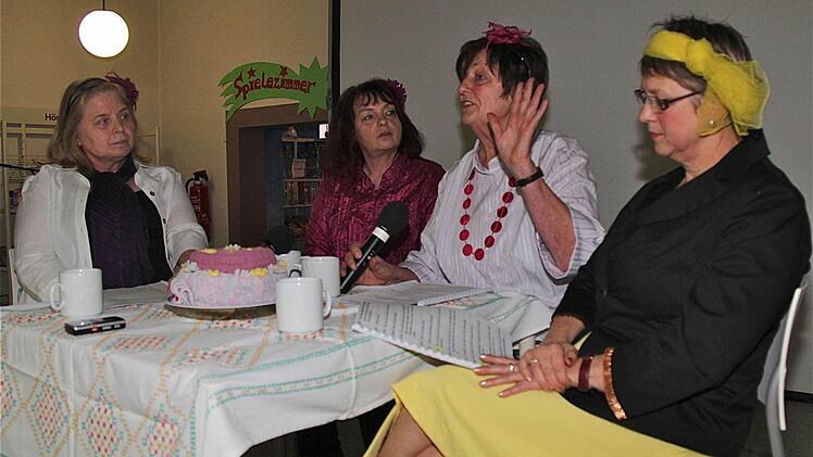 Die Waschweiber warteten mit lokalen Spitzen auf (v.l.) Gerda Walz, Christel Harmgarth, Angelia Gensler, Brigitte Keidel.