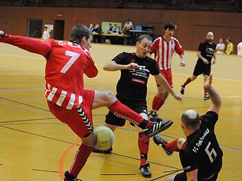 Leidenschaftlich, aber auch fair ging es beim TSV Münnerstadt zur Sache. Auf unserem Bild nimmt es der Rannunger Marcel Döll mit den Reichenbachern Markus Bach und Benjamin Back (rechts) auf. Foto: Hopf